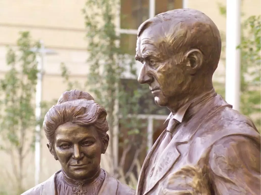 Statue of gundersen founder Adolf Gundersen and wife Helga.