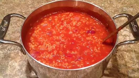 Quick tomato soup with rings