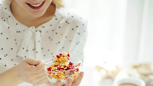 woman eating breakfast